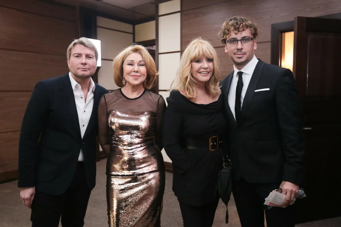 ирина понаровская 2022. алла пугачева 2021 в юбке. алла пугачева в короткой юбке. пугачева после пластики 2022.