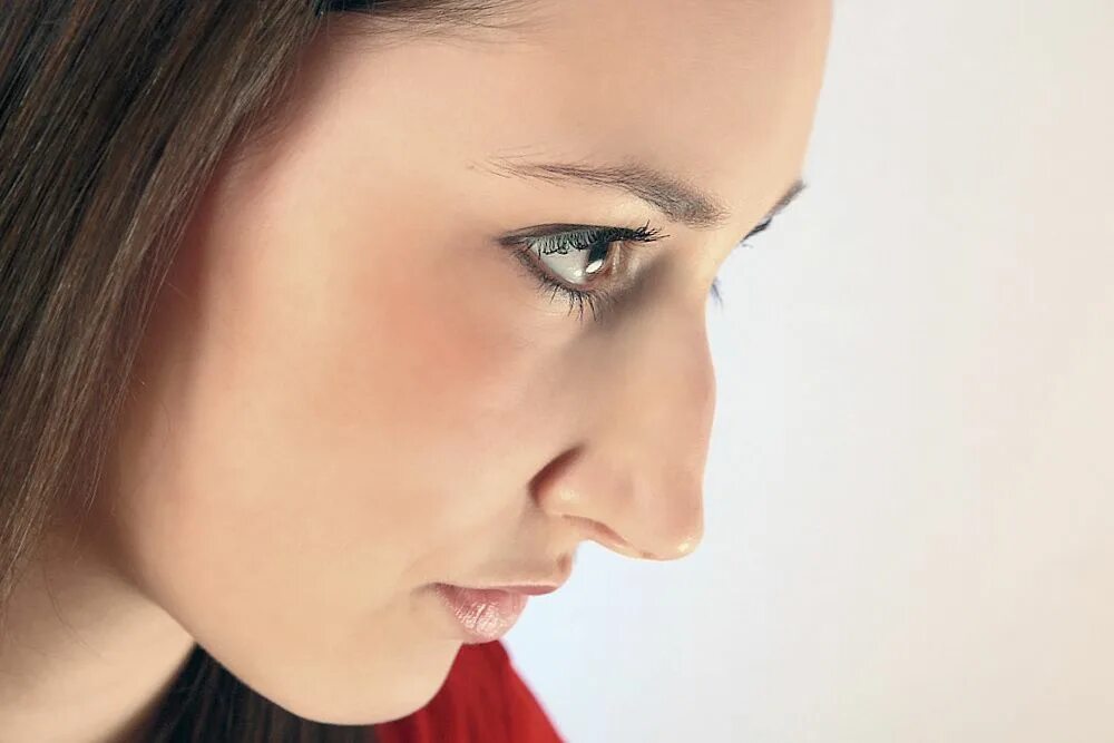 Нос с маленькой горбинкой. Оре носом. Нос с горбинкой римский профиль. Нос с горбинкой. Женщина с длинным носом.