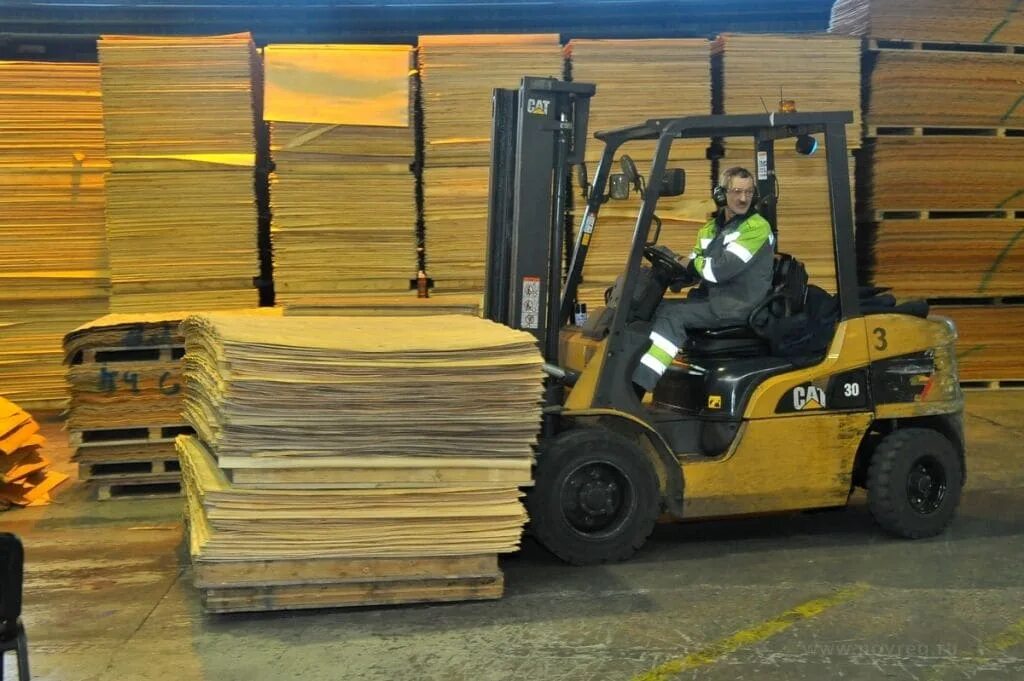 Usco itr. Профессиональный водитель погрузчика дизель. Водитель электроштабелера / ричтрака. Водитель погрузчика ричтрака. Устроиться на работу на погрузчик.