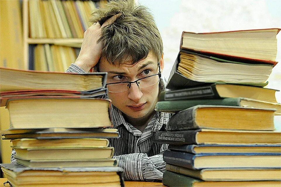 Студент готовится к экзамену. Девушки студентки. Студент на экзамене. Стресс у студентов. Девушка на учебе.