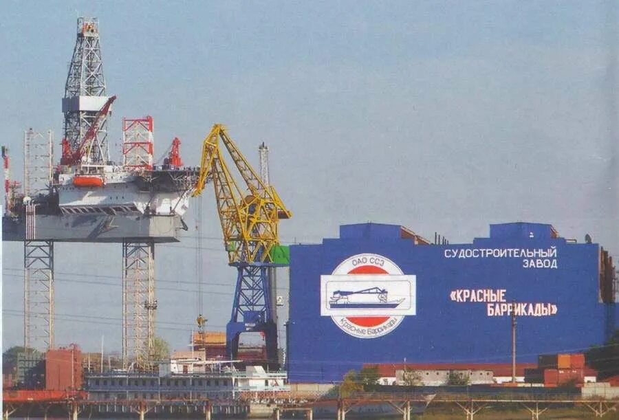 Завод в астрахани судостроительный оск. Астрахань завод красные баррикады фото. Красные баррикады судостроительный завод. Астрахань верфь судостроительная. Южный центр судостроения и судоремонта красные баррикады.