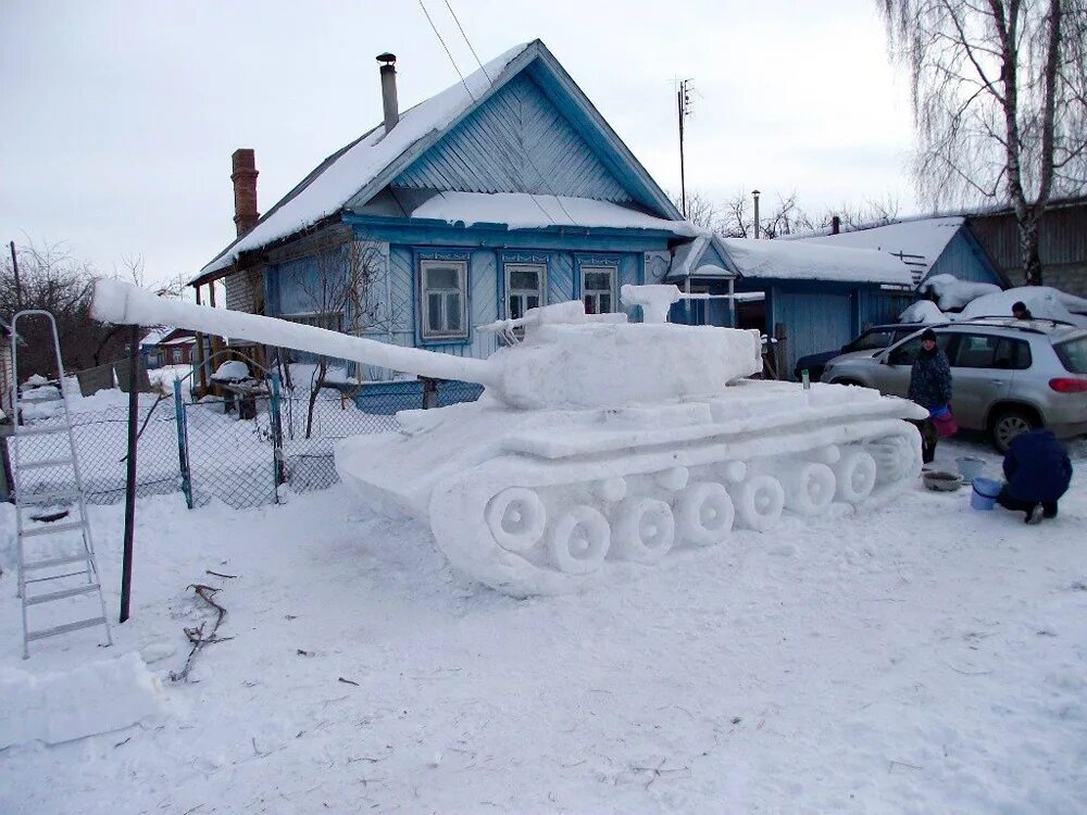 Форум суровая. Танк из снега. Танк Снеговик. Танки в снегу. Суровая русская зима.