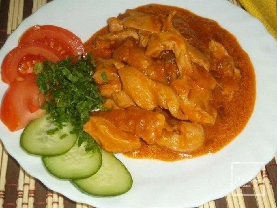 Гуляш из филе курицы с подливкой. Гуляш из куриного филе с подливкой. куриное филе гуляш. куриный гуляш с подливкой. гуляш из филе курицы.