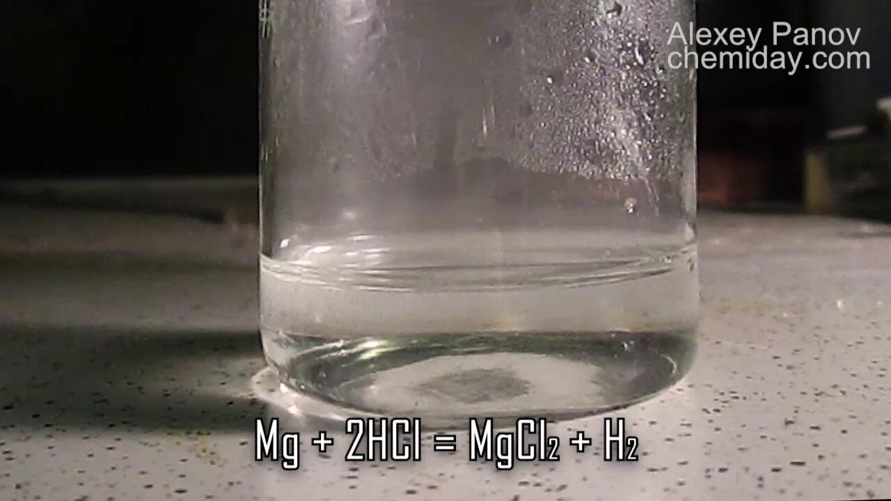 Hcl магний реакция. Реакция магния и хлороводорода. Взаимодействие магния с хлороводородом. Реакция магния с раствором хлороводорода. Mgcl2 раствор.
