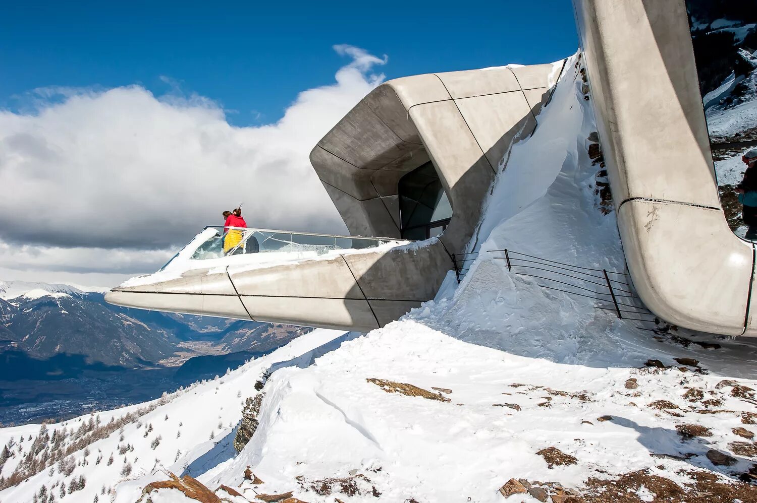 Архитектура в горах. Дом на северном склоне. Музей райнхольда месснера. Гора архитектор. Горный музей южный тироль заха хадид.