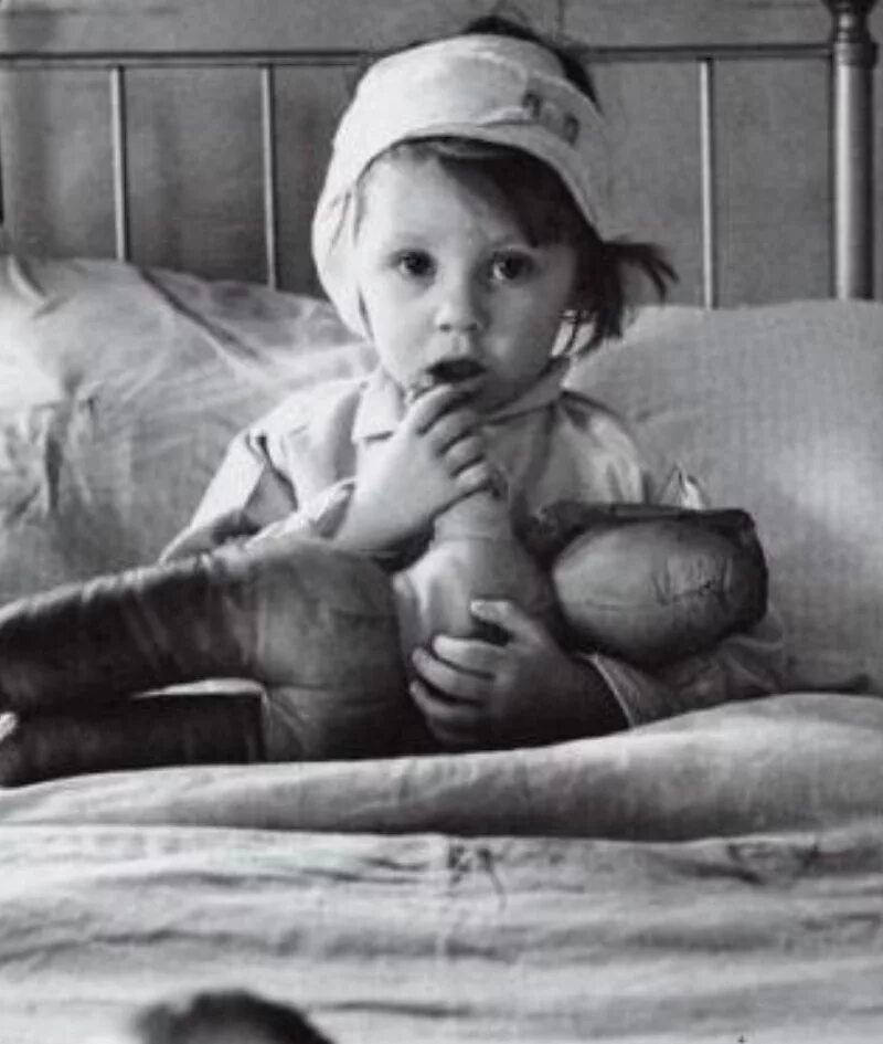 Дети во время блокады ленинграда. Ленинград маленький мальчик. Мальчик в блокадном ленинграде. Ленинград маленький мальчик. Дети советского ленинграда.