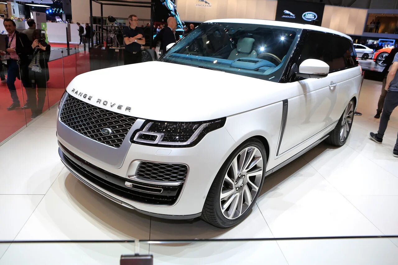Range rover лошадиные силы. Range rover 2025. range rover 2025 new. новый range rover sv coupe. новый ленд ровер 2025.