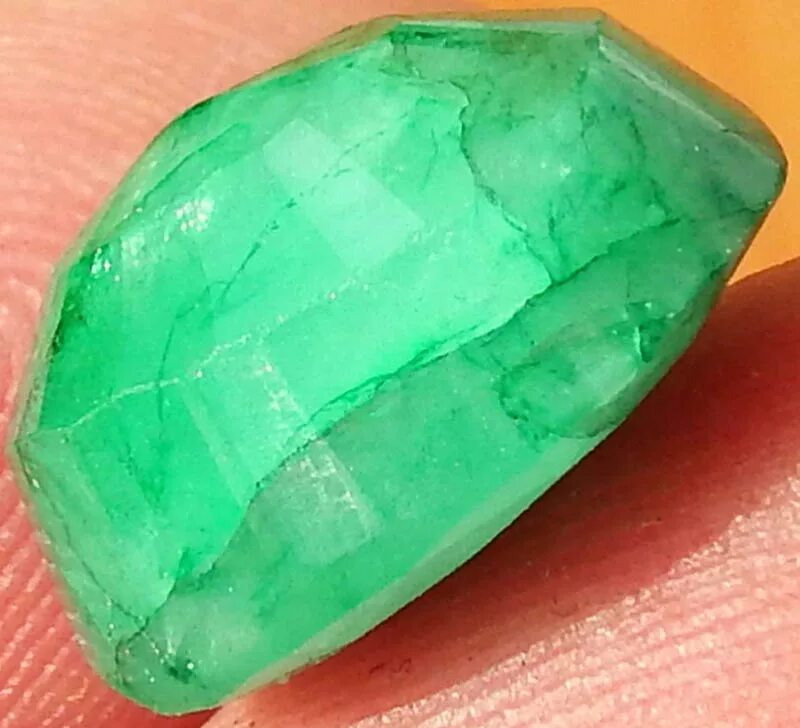 Изумруд (берилл) природный. Изумруд референс топаз. Как выглядит натуральный изумруд. Изумруд карнаубы. Берилл и малахит.