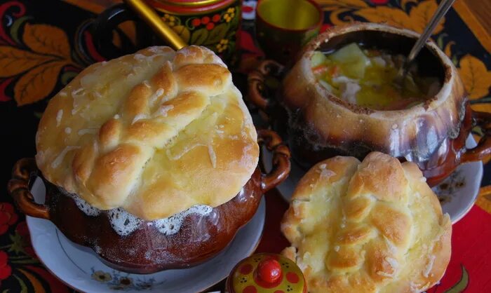 крышечка из теста для горшочков. горшочки под тестом. горшочки под тестом. горшочек с крышкой из теста. рагу в горшочках в духовке.