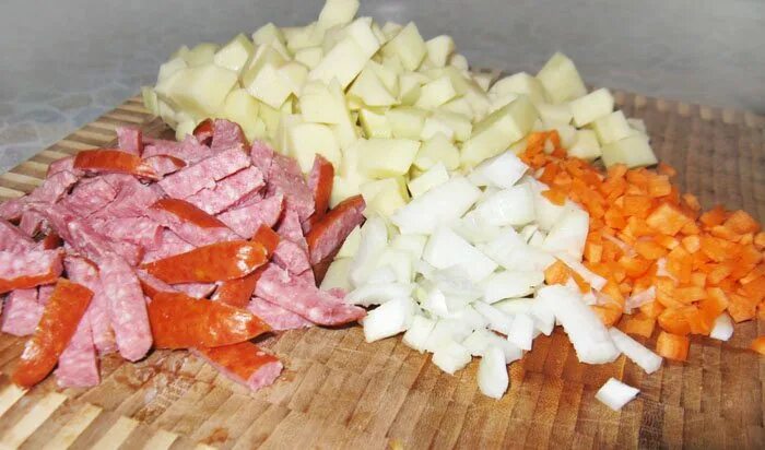 Сосиски со спагетти и томатной пастой. Сосиски в томатном соусе на сковороде. Рецепт колбаса морковь лук. Салат колбаса кукуруза огурец морковка. Блюда из вареной моркови.