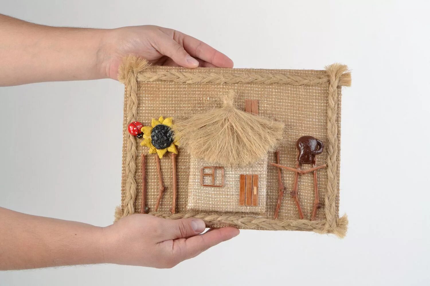 панно из мешковины. панно из мешковины. украшение стен мешковиной. декор из мешковины и джута. панно из джута и мешковины.