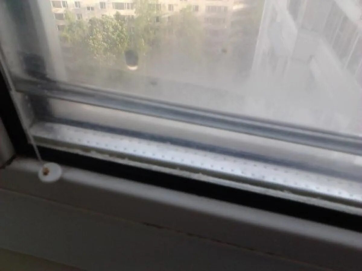 Дует внизу пластикового окна. Вода в стеклопакете пластикового окна. Промерзают пластиковые окна. Пластиковые окна пропускают воду. Запотевшее окно.