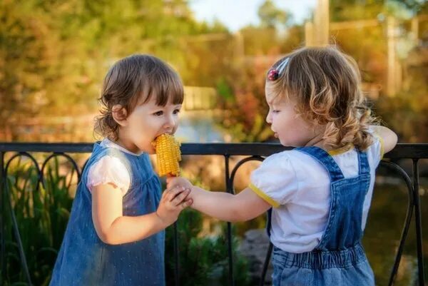 Делится с другом девушкой. Дружба мужчины и женщины. Дети делятся друг с другом. Дети помогают друг другу. Делится с другом девушкой.