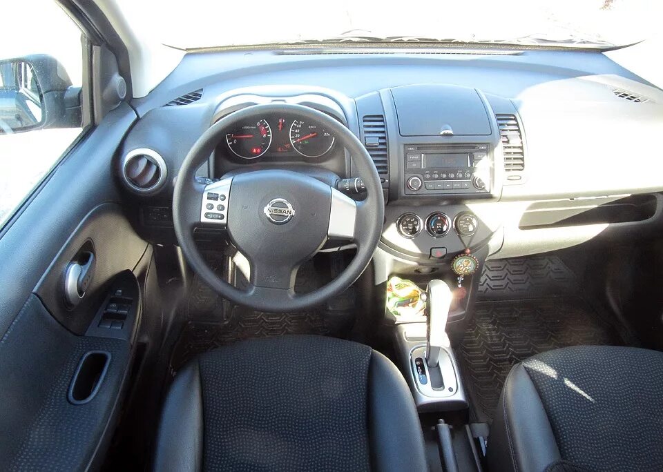 Ниссан ноут на механике. Ниссан ноут е11 салон. Nissan Note 2007 салон. Ниссан ноут 1.6 автомат. Nissan Note 2010 салон.