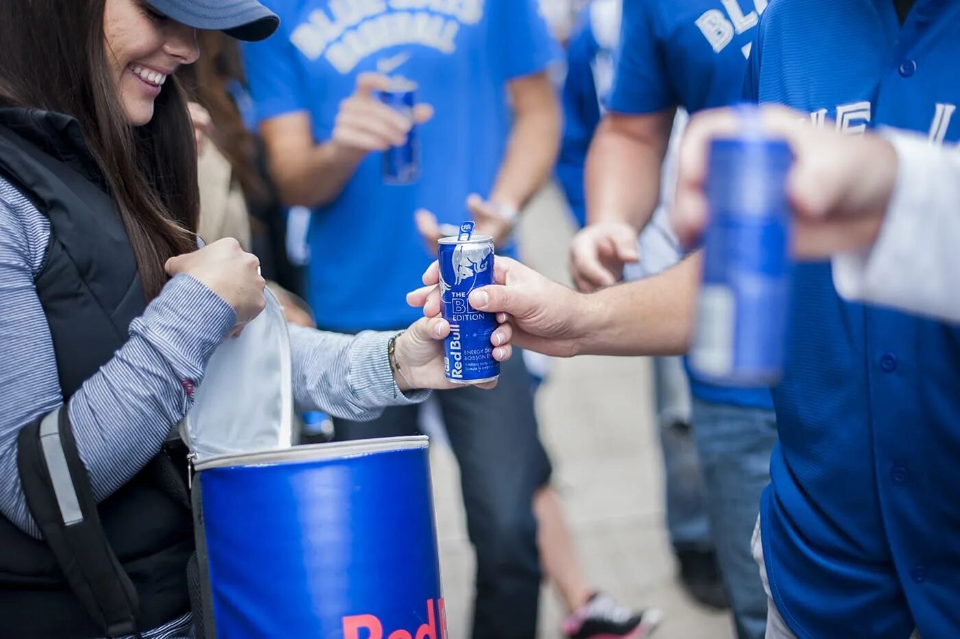 Промоутер свежие. Red bull сэмплинг. Промо акции. Промо мероприятия. Рекламные промо акции.