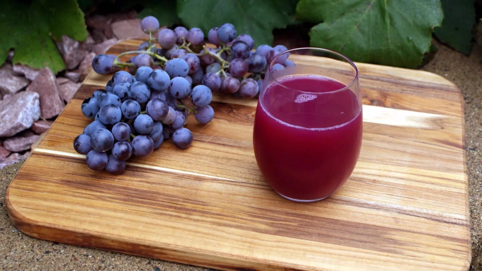 Grape сок виноградный. Шираз виноградный сок. Виноградный сок на столе.