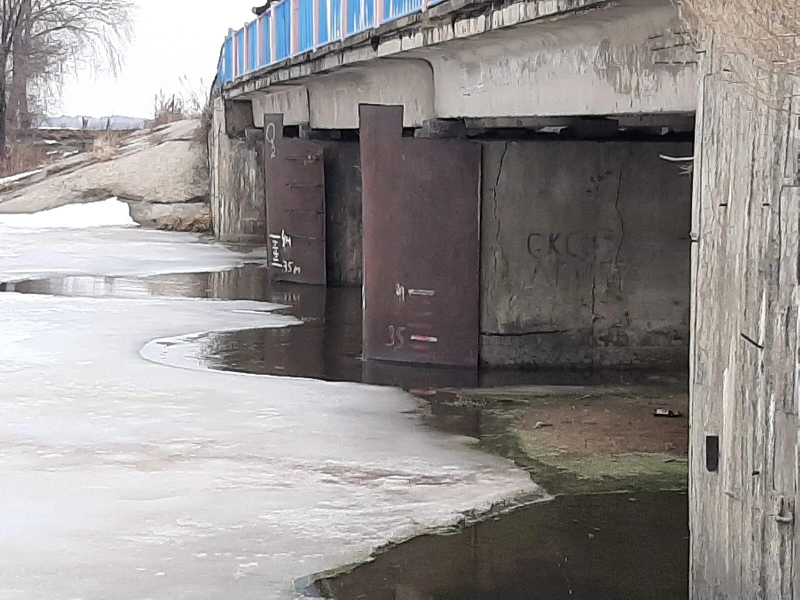 На сколько поднялась вода в тоболе сегодня. Река сельдь Ульяновск. Река Свияга Ульяновск. Река Свияга дамба. Дамба в Ульяновске на Волге.