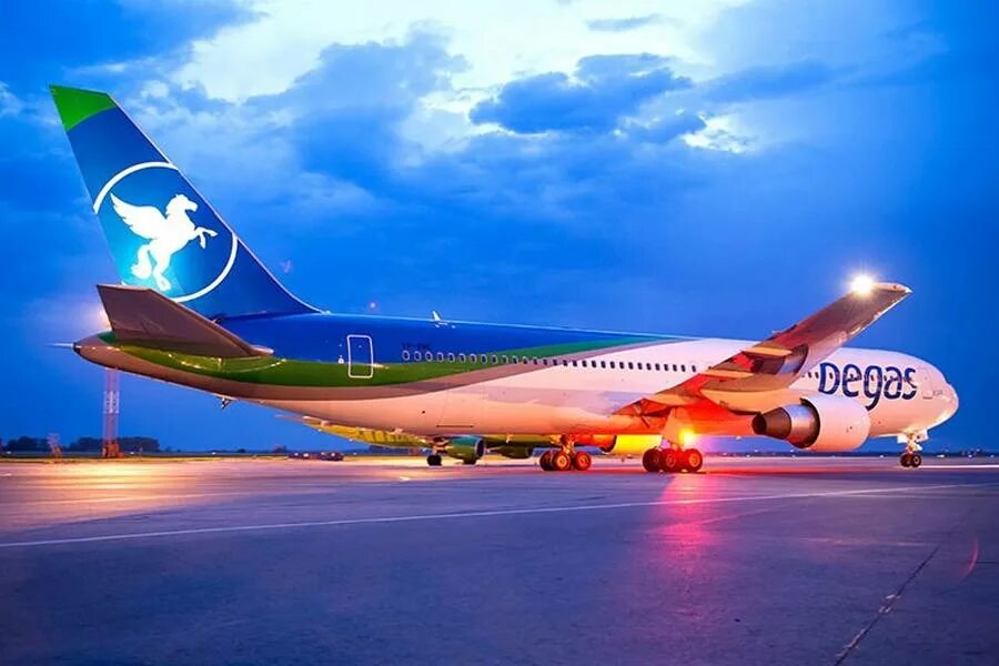 Авиакомпания пегас флай сайт. Самолёт боинг 767. пегас туристик самолеты. пегас флай икар. самолет пегас флай.