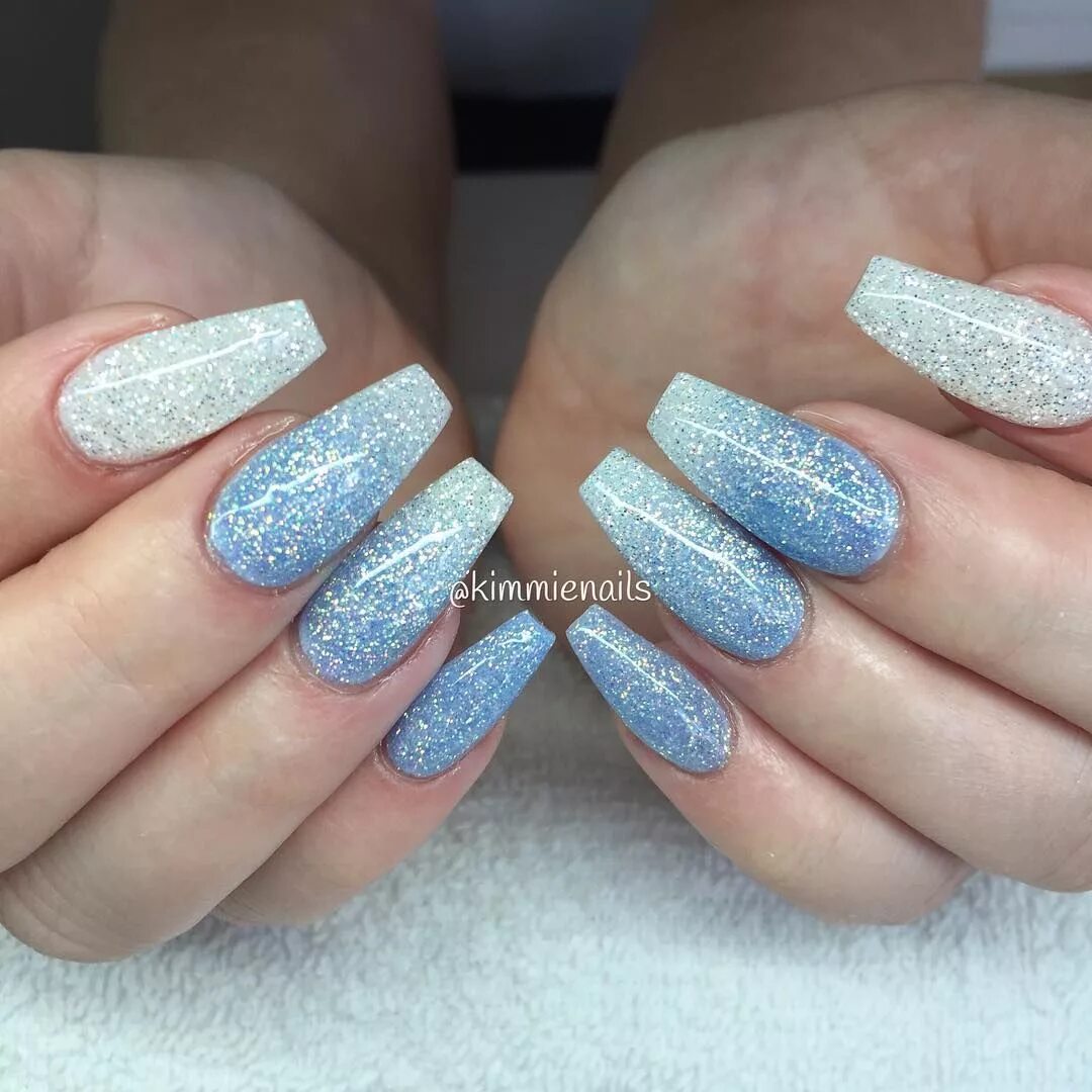 голубой маникюр с блестками. ногти голубого цвета с блестками. маникюр голубого цвета с блестками. маникюр голубые ногти с блестками. ногти в голубых тонах с блестками.