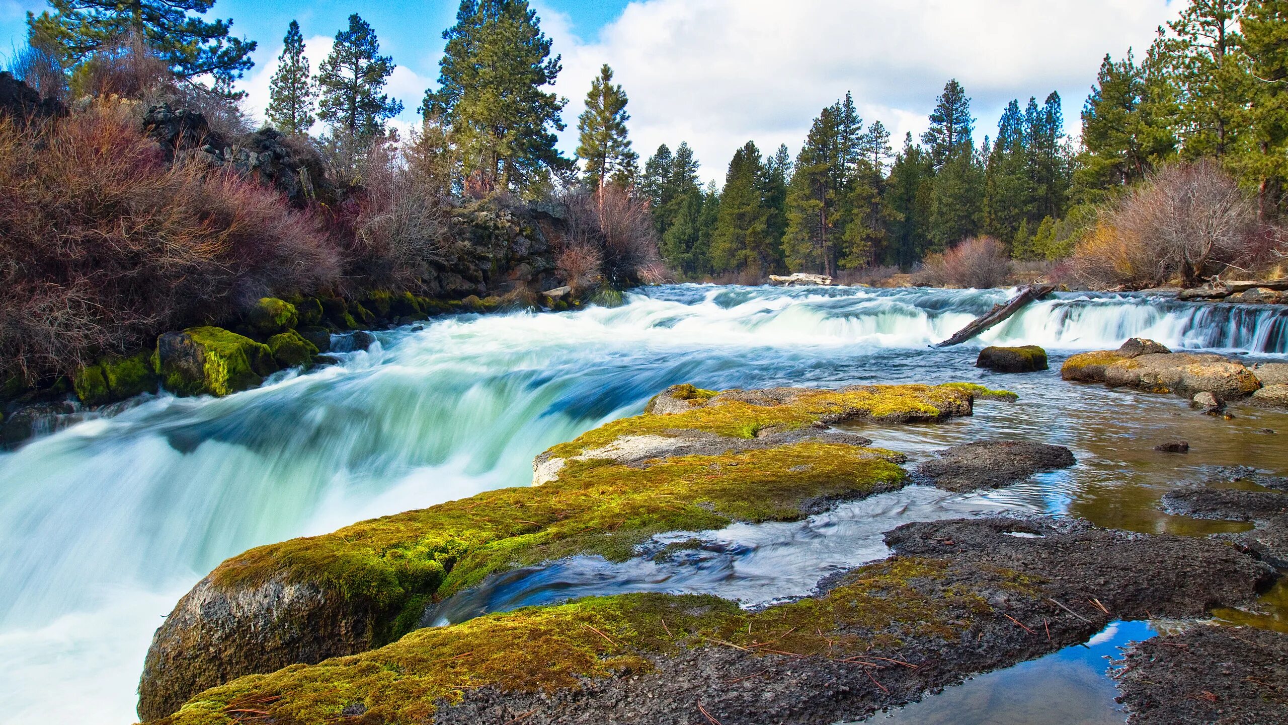 Водопад хенгьанефоссен. Текущая вода. Алтай ручей. Пейзажи природы. Поток природы.