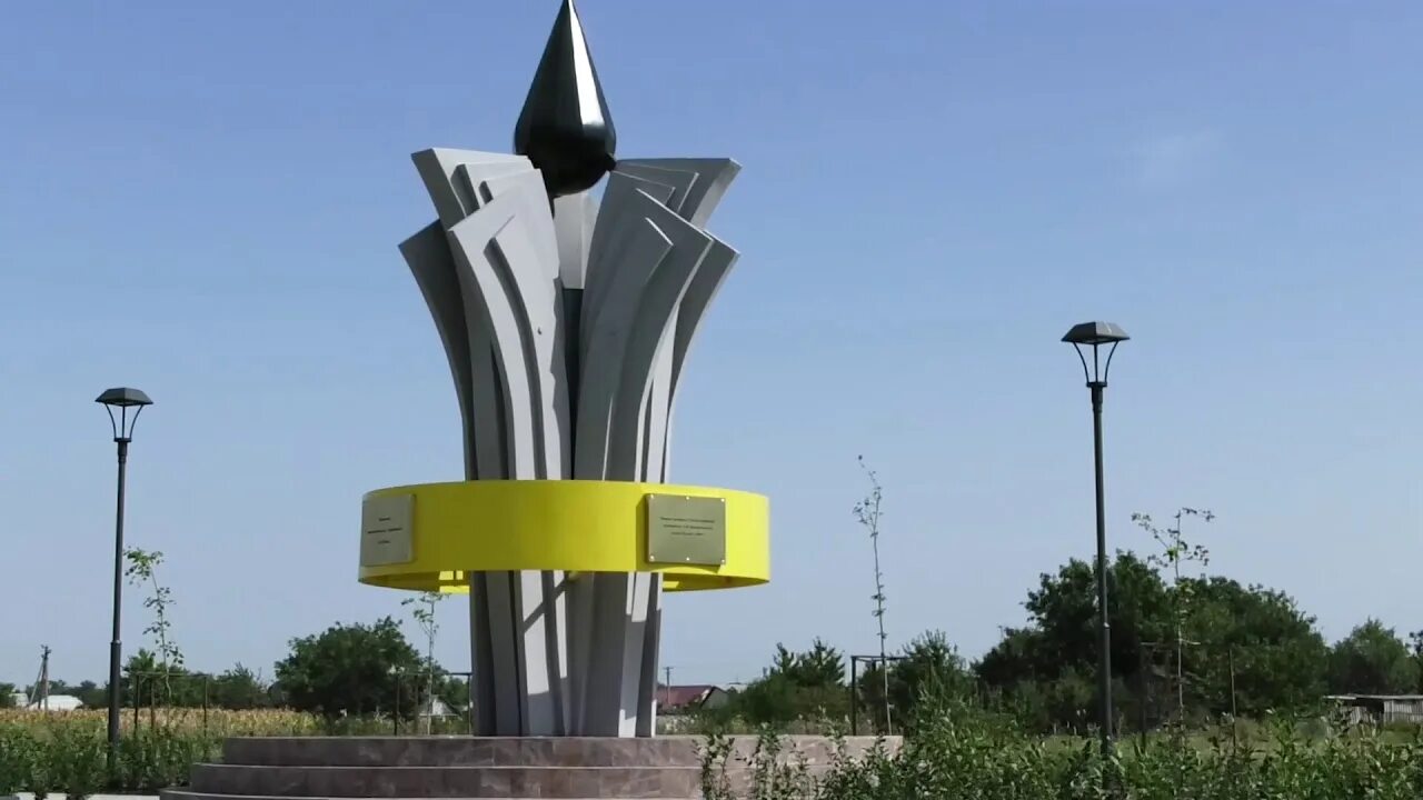 Село Киевское Крымского района памятник. Памятник нефтяникам Краснодар. Крымск памятник нефтяникам. Село Киевское памятник нефтяникам-первопроходцам