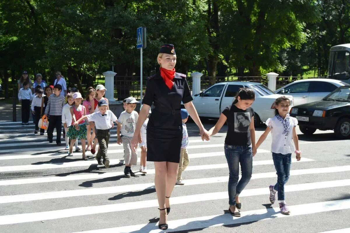 Школьники переходят дорогу. Дорогие дети. Дети пешеходы. Дети на дороге.