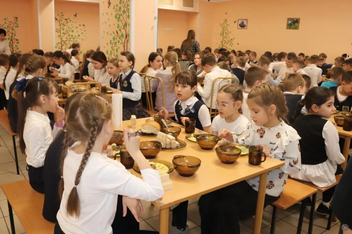 Питание в школе. Ученики в школе. Горячее питание школьников. Организация питания в школе. Сайт школа 132 барнаул