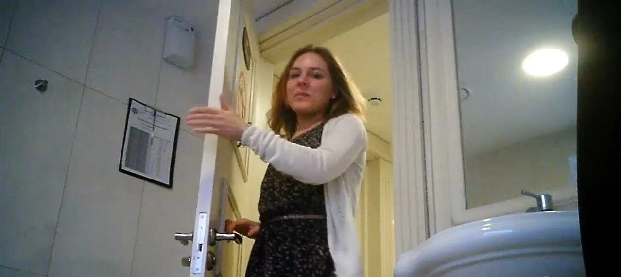 Камера в женском визионист. Видеокамера в унитазе женского туалета. женский туалет в поликлинике. школьный туалет скрытая.