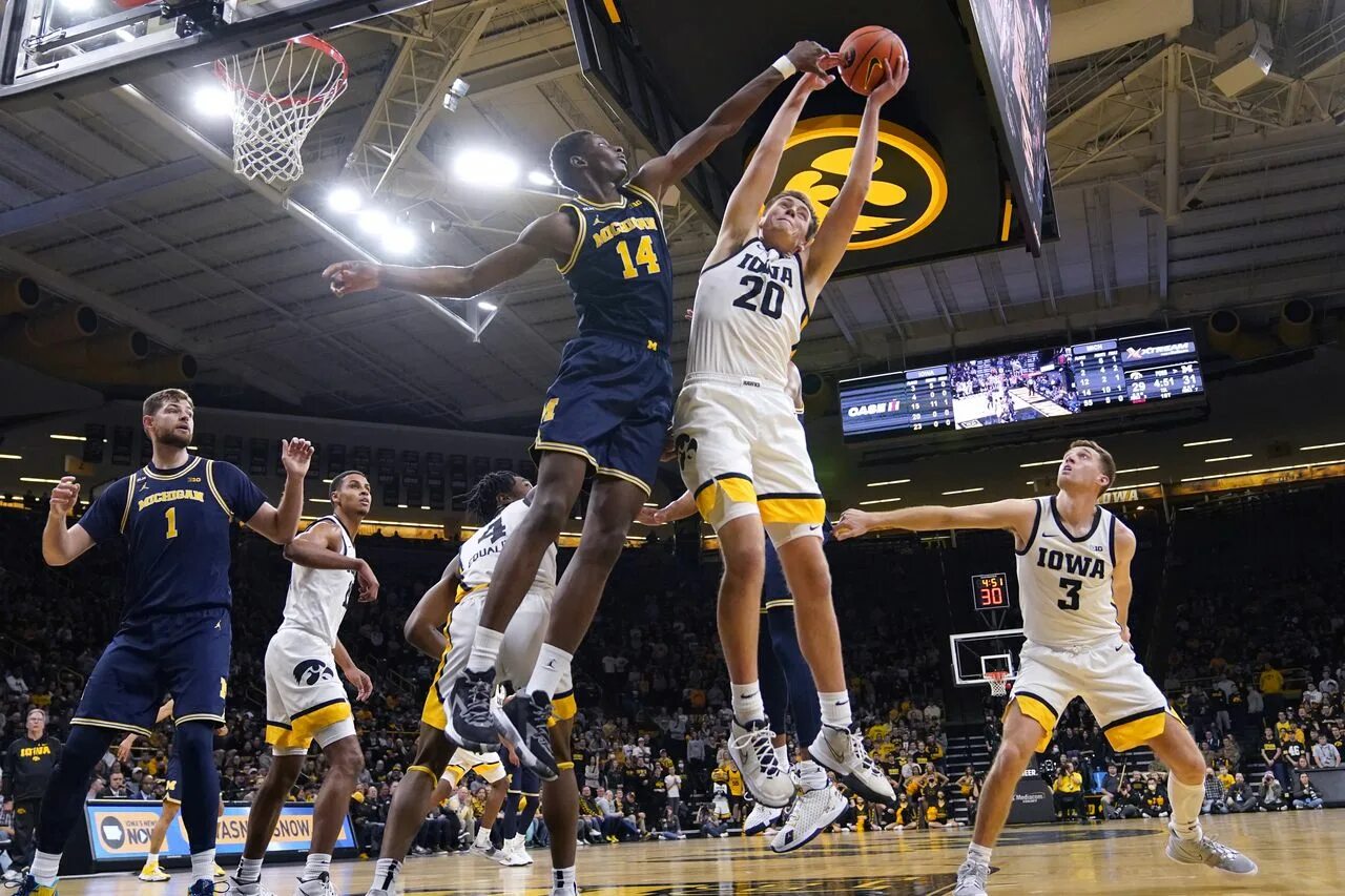 During 20. Мичиган команда баскетбол. NCAA баскетбол. Кубок NCAA по баскетболу. Tobacco Road NCAA Basketball.