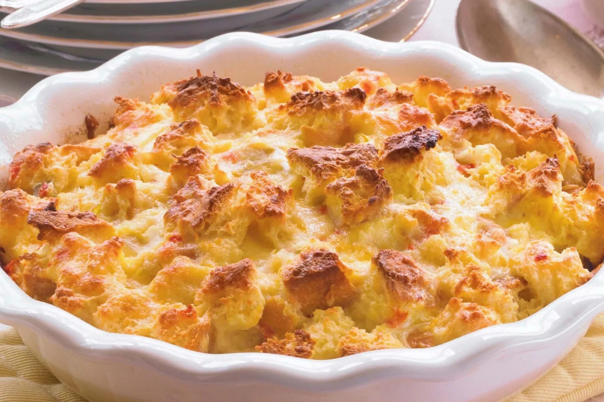 Запеканка из хлеба в духовке. Хлебная запеканка. Запеканка из черствого хлеба. Запеканка из хлеба. Запеканка с хлебной корочкой.