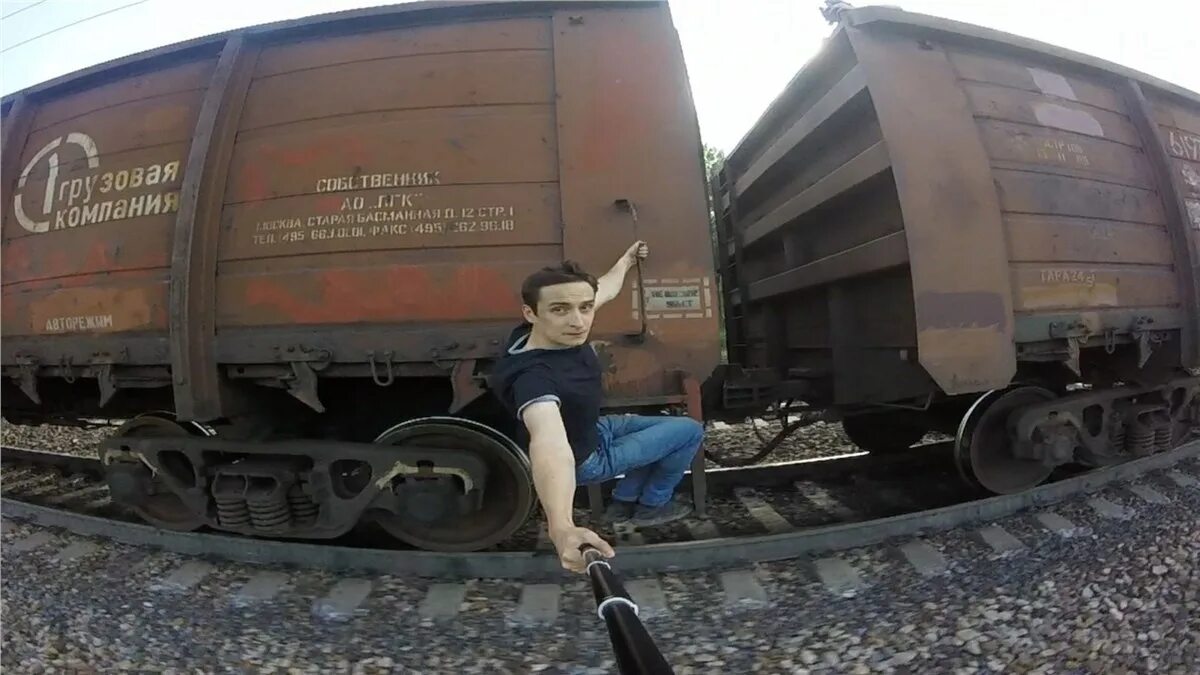 Опасно ли сейчас ездить. Зацеперы на железной дороге. Человек рядом с поездом.