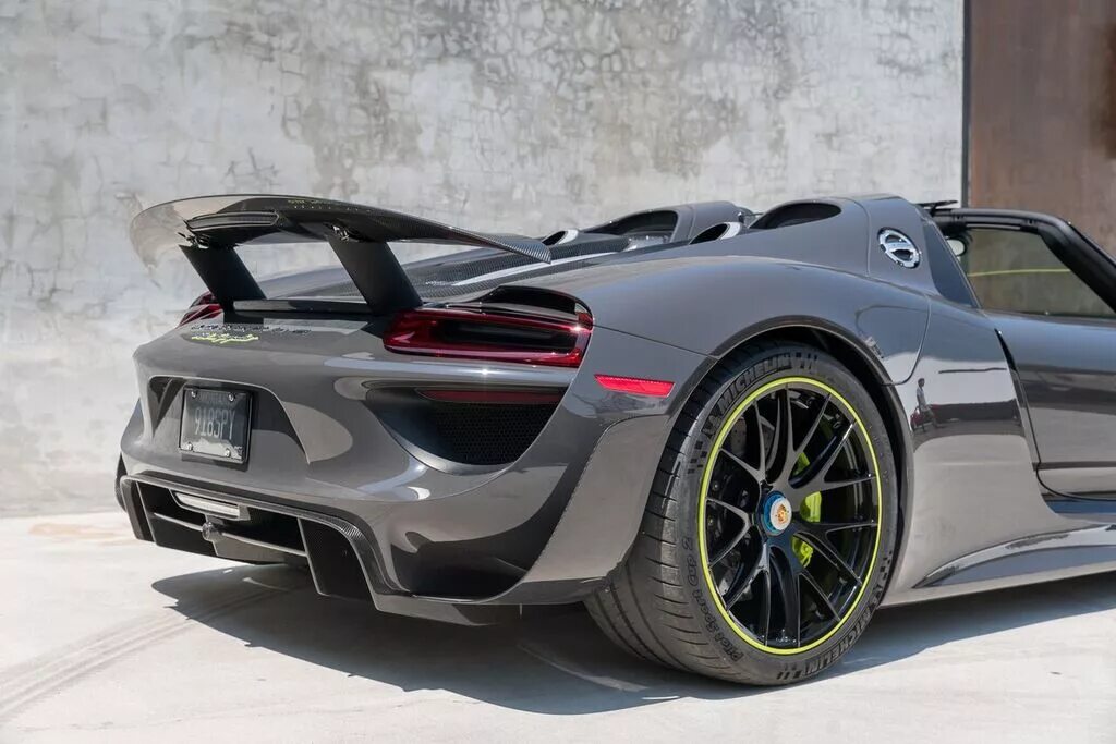 Porsche 918 цены. Порше 918 Spyder. Порше 918 Spyder Tuning. Порше Спайдер 918 2014. Porsche 918 Spyder серый.