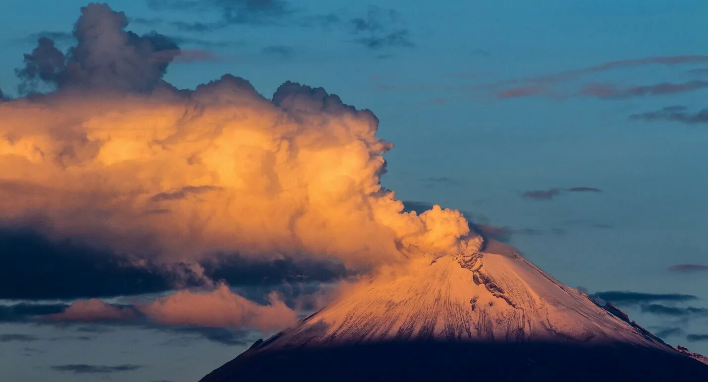 Наивысший вулкан северной америки. Вулкан Попокатепетль. Попокатепетль извержение. Вулкан Эль попо. Вулкан Попокатепетль дымящаяся гора.