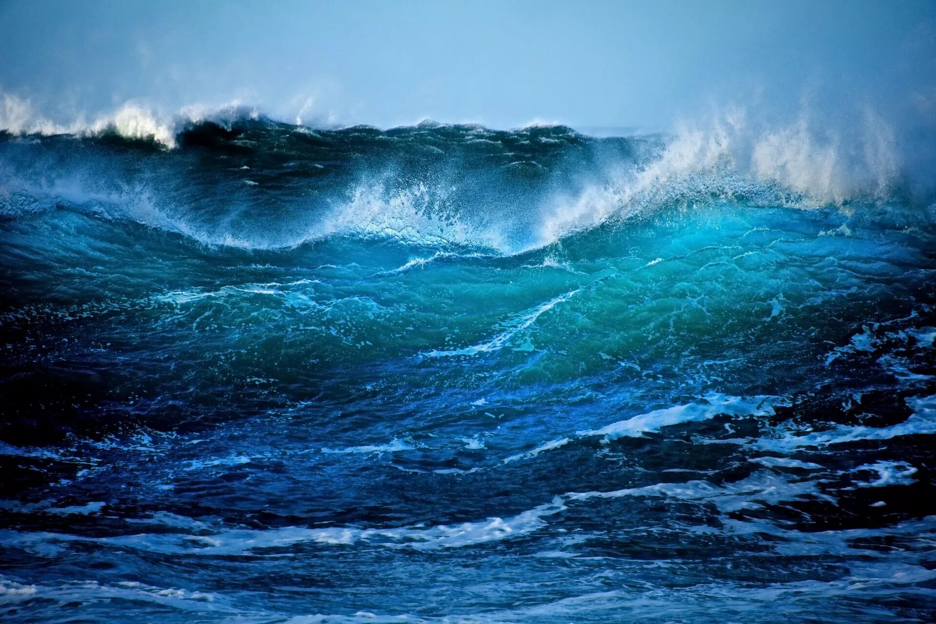 В океане есть волны. Атлантический океан шторм. Океан волны. Море, волны. Бушующее море.