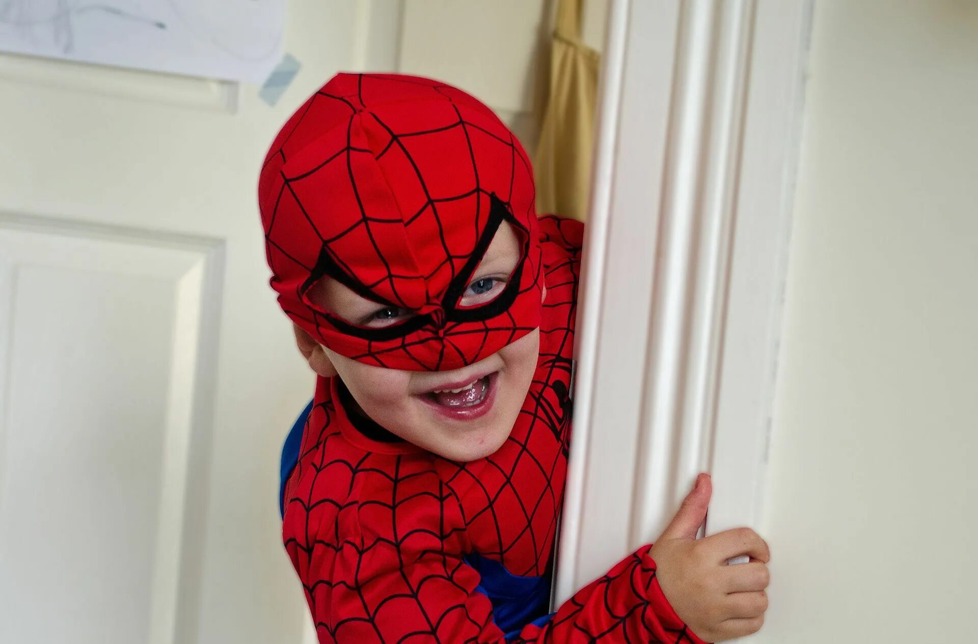 Человек в костюме человека паука. Костюм человека паука детский. Костюм мальчика Спайдермена. Мальчик человек паук. Человек видео для детей