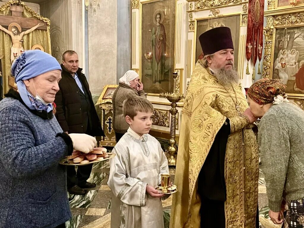 сосуд для освящения хлебов. богоявленский собор в елохове. лития на вечерней службе. литийница на всенощном бдении. хлеба на всенощное бдение.