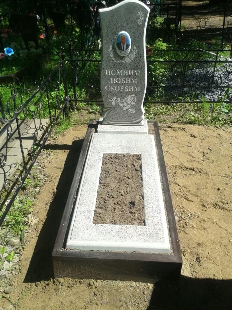 Памятник из мраморной крошки. Памятники на могилу из мраморной крошки. Оградки из мраморной крошки. Двойные памятники из мраморной крошки. Гранитная крошка памятник.