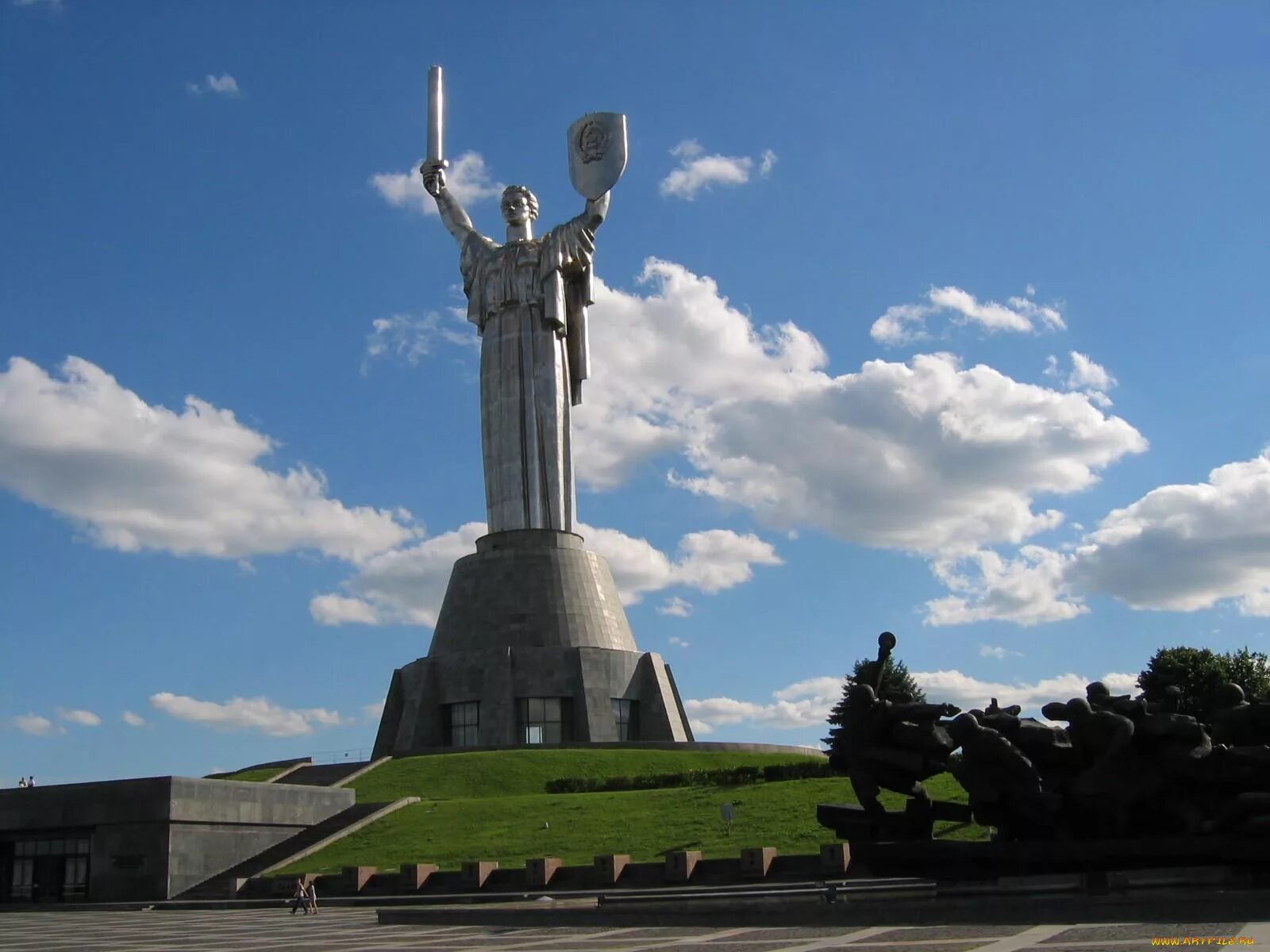 Великая отечественная украина. Родина мать монумент Украина. Родина-мать (Киев). Стелла в Киеве Родина мать. Монумент Родина мать в Минске.