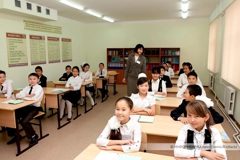 Сколько школ в казахстане. Школы в Казахстане. Школьники Казахстана. Начальное образование в Казахстане. Казахские школьники.