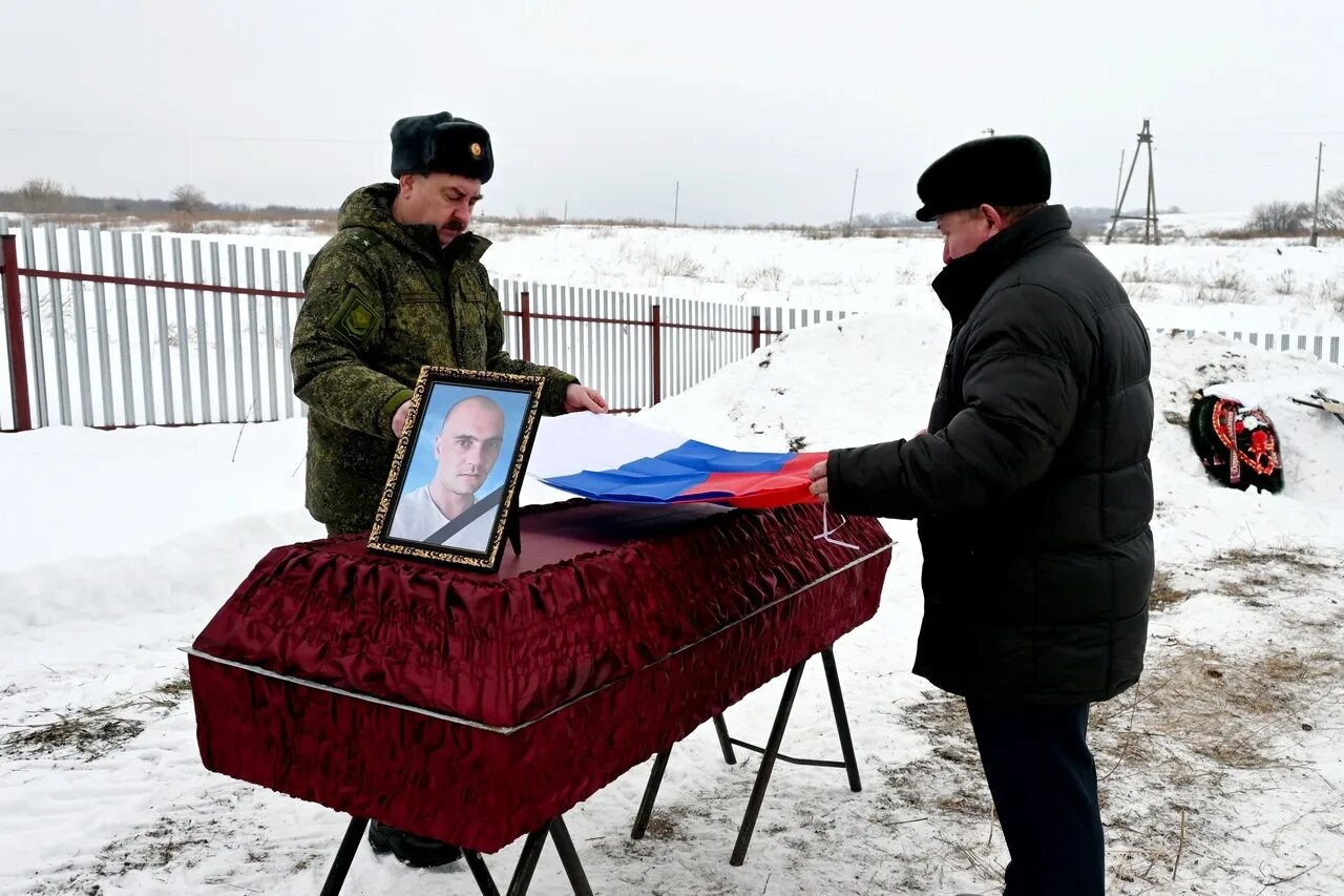 Новости сво 05.03 24. Похороны военнослужащего. Похороны с почестями для военных. Похороны с воинскими почестями. Прощание с солдатами погибшими на Украине.