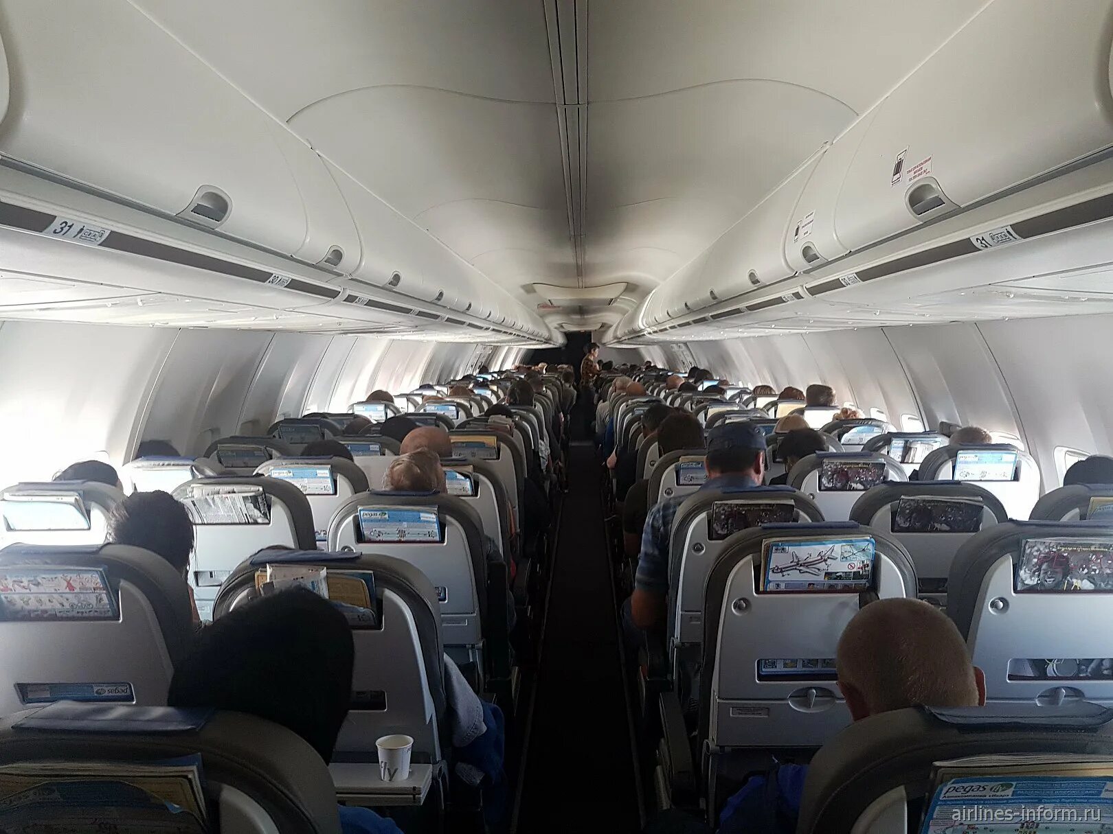 Норд винд самолеты боинг 737. Boeing 737-800 норд винд салон. самолёт боинг 737-800 северный ветер. северный ветер боинг 737 салон. боинг 737 800 северный ветер салон.