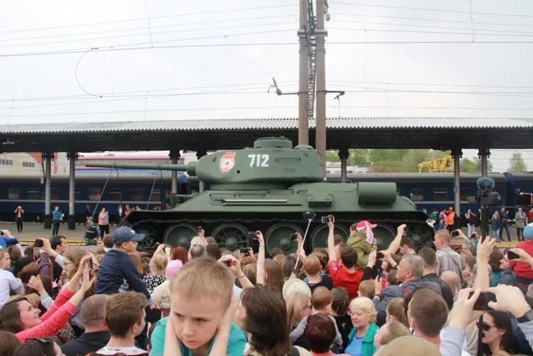 Поезд победы в санкт петербурге. Поезд с восковыми фигурами победы. Поезд с восковыми фигурами победы. Поезд победы на киевском вокзале. Поезд победы курск 2022.