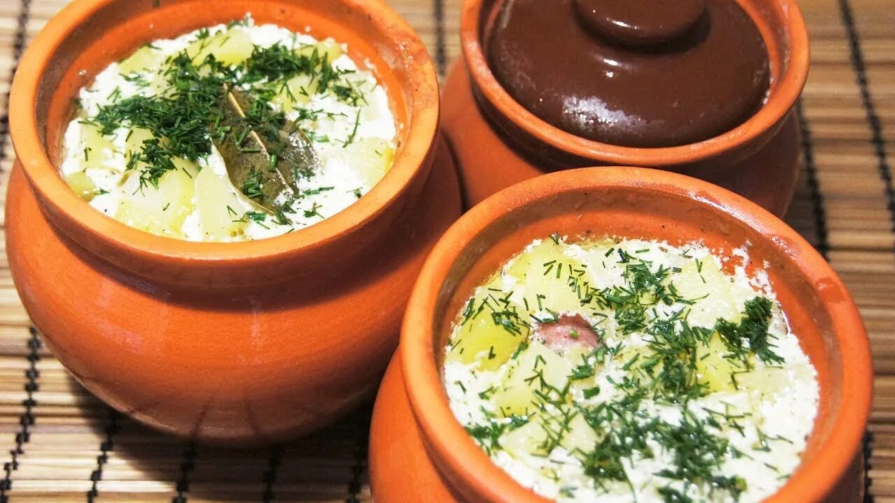 Картошечка с охотничьими колбасками в горшочках. Картошка с сосисками в горшочках. Горшки из колбаски. Колбаса в горшочке. Картошка с охотничьими колбасками в горшочках.
