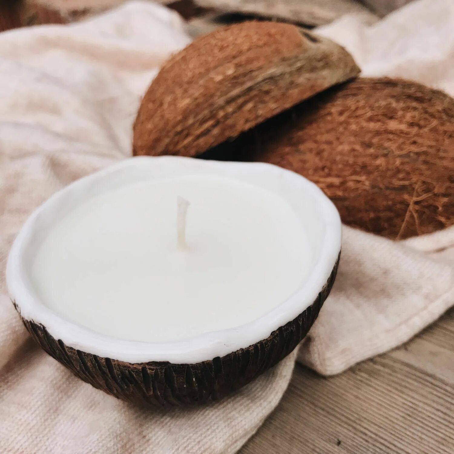 Восковые свечи в кокосе. Соевые свечи в кокосе. Свечка кокос. Свечи кокосовые ароматические. Свечи в кокосовой скорлупе.