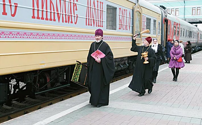 Поезд возрождение. Православный поезд. Поезд храм. Священник в поезде. Вагон Церковь.