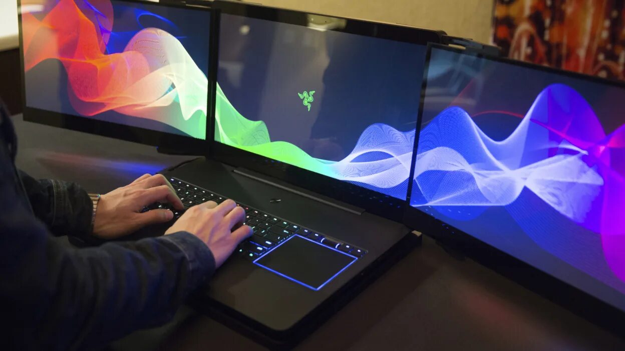 З экран 3. Ноутбук Razer Project Valerie. Рейзер ноутбук с 3 экранами. Рейзер ноут с 3 мониторами. Razer ноутбук с 3 мониторами.