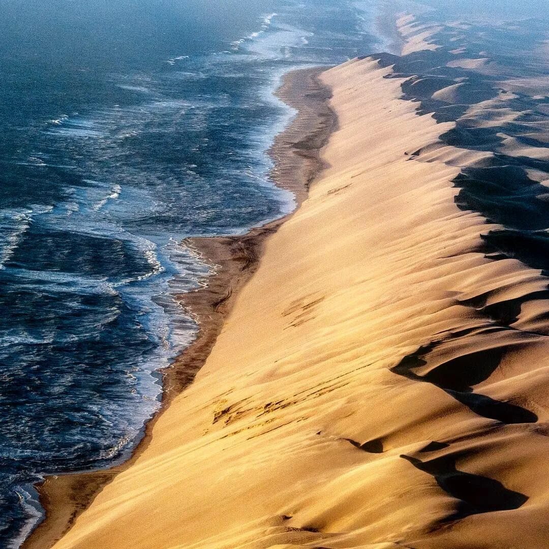 2 океана в африке. Пустыня Намиб и море. Пустыня Намиб и Атлантический океан. Пустыня Намиб. Пустыня Намиб встречается с океаном.