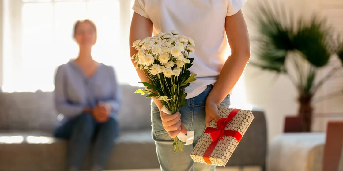 Рождественские подарки для мамы. Ребенок дарит цветы маме. Подарок маме от дочери на рождество. Ребенок - подарочек для мамы. День матери в венгрии.