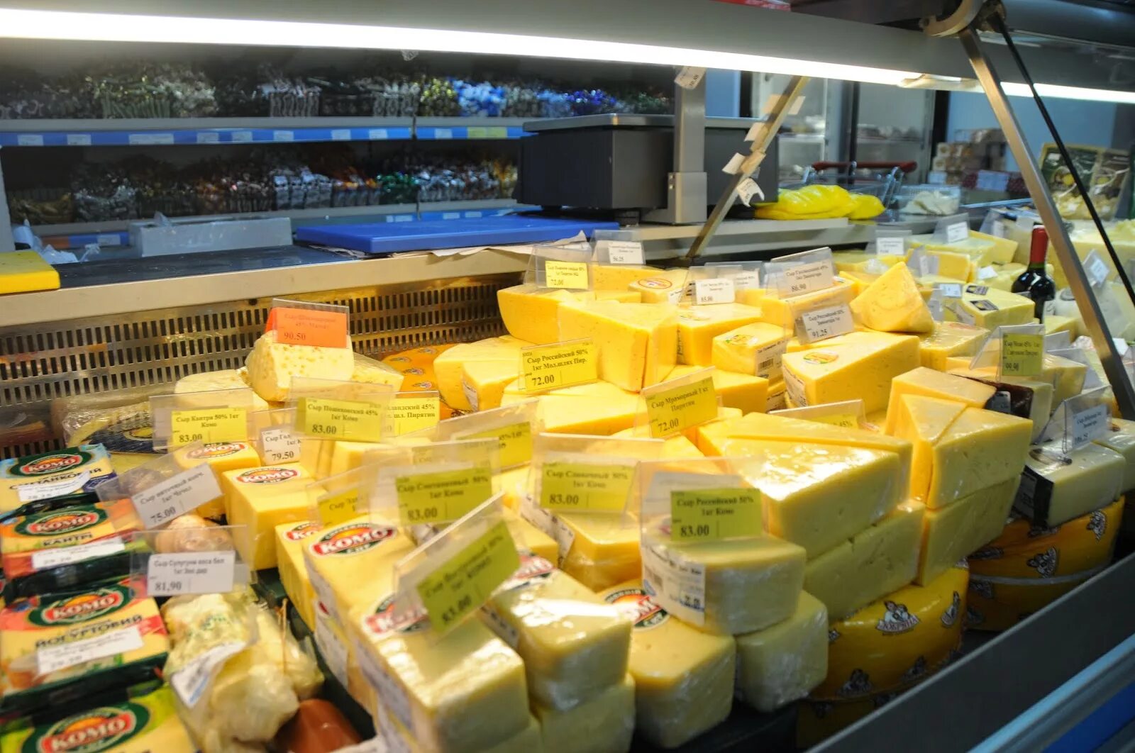 Прилавок сыров. Выкладка сыров. Выкладка сыров в магазине. Витрина с сырами. Красивая выкладка сыра.