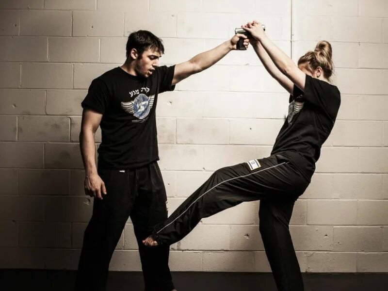 Нападающий агрессор. Сердитая девушка. Картинка ответ агрессору. Треугольник жертва спасатель агрессор. Арби эмиев.